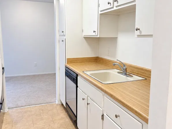 30028 W Twelve Mile Rd Unit 32, Farmington Hills, MI 48334