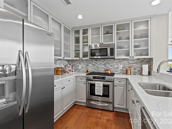 4th image of 315 Arlington Ave Unit 1203
