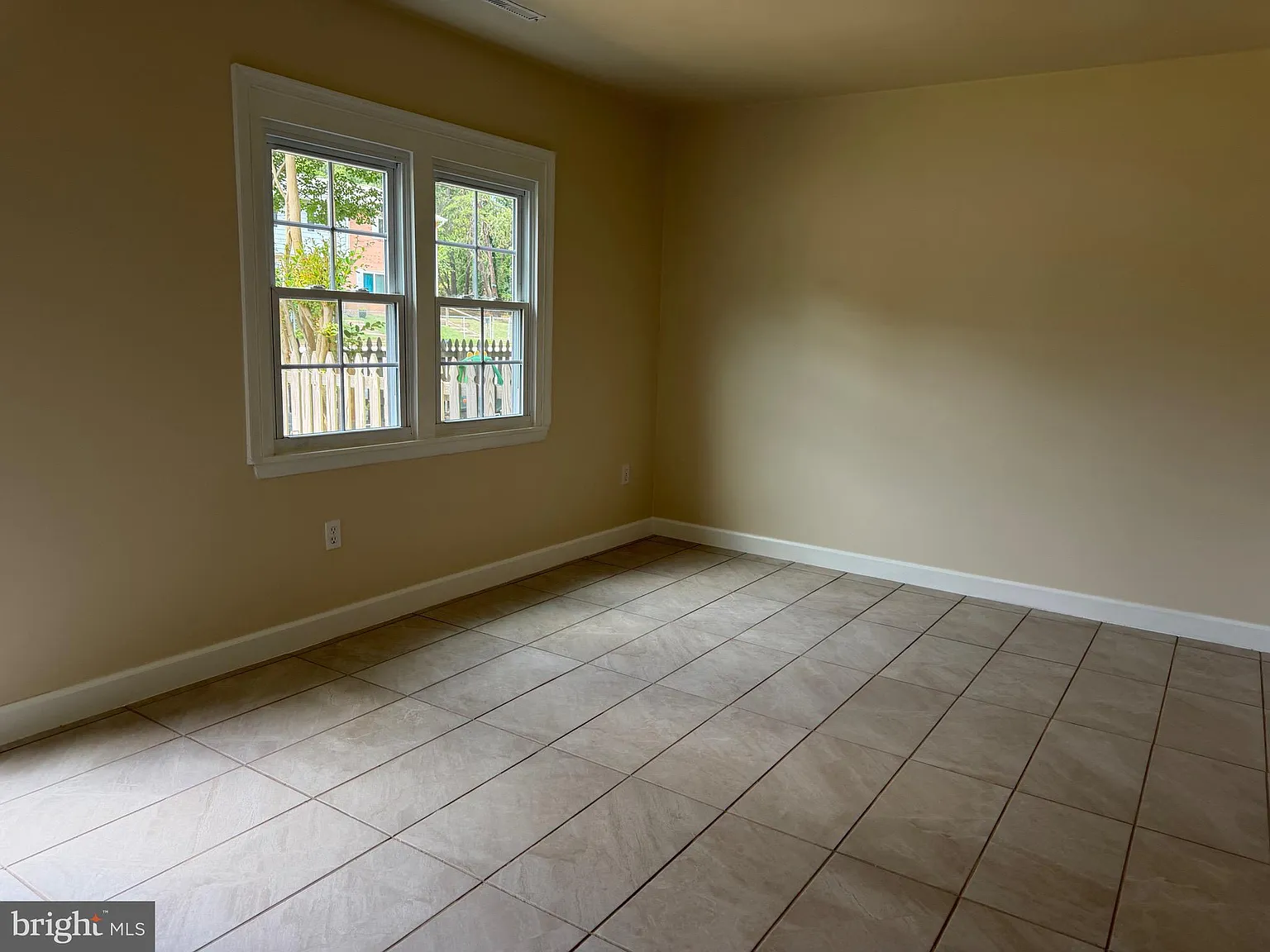 3 bed, 1.5 bath, 1240 sqft, $1,900 — Photo 3