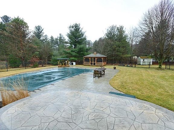 4th image of 4 Lori Dr