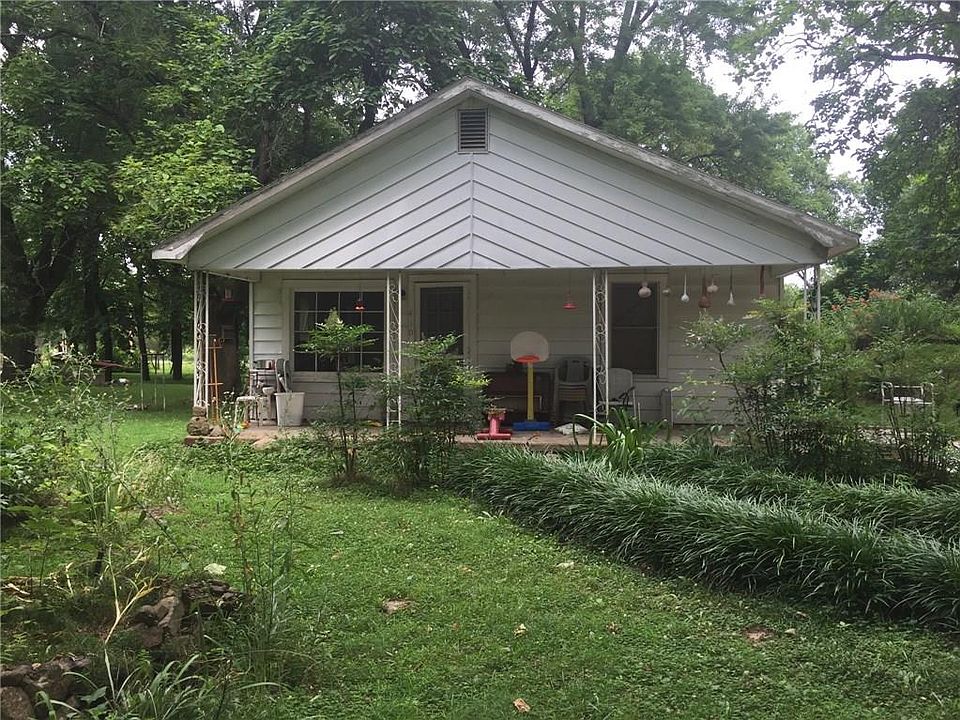 1st image of 410 S Cunningham Ln