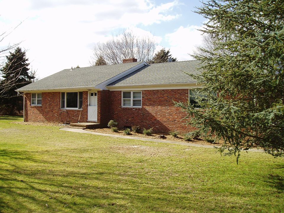 1st image of 5 Underhill Dr