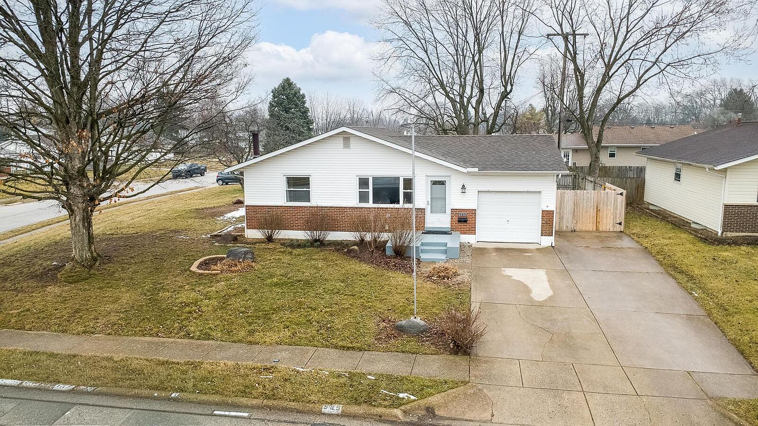 Listing photo 1 for 585 Hillsdale Dr