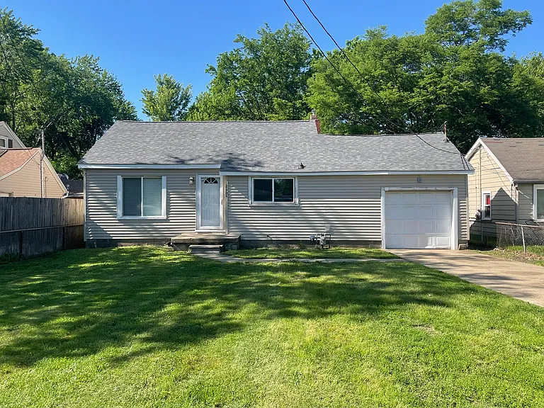 2604 E Riverside Dr — Photo 1