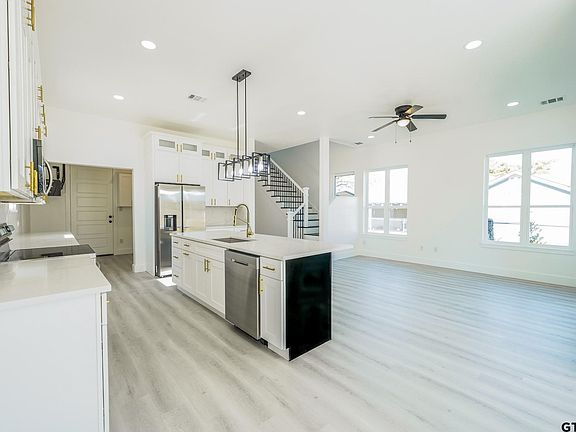 4th image of 202 Reservoir St