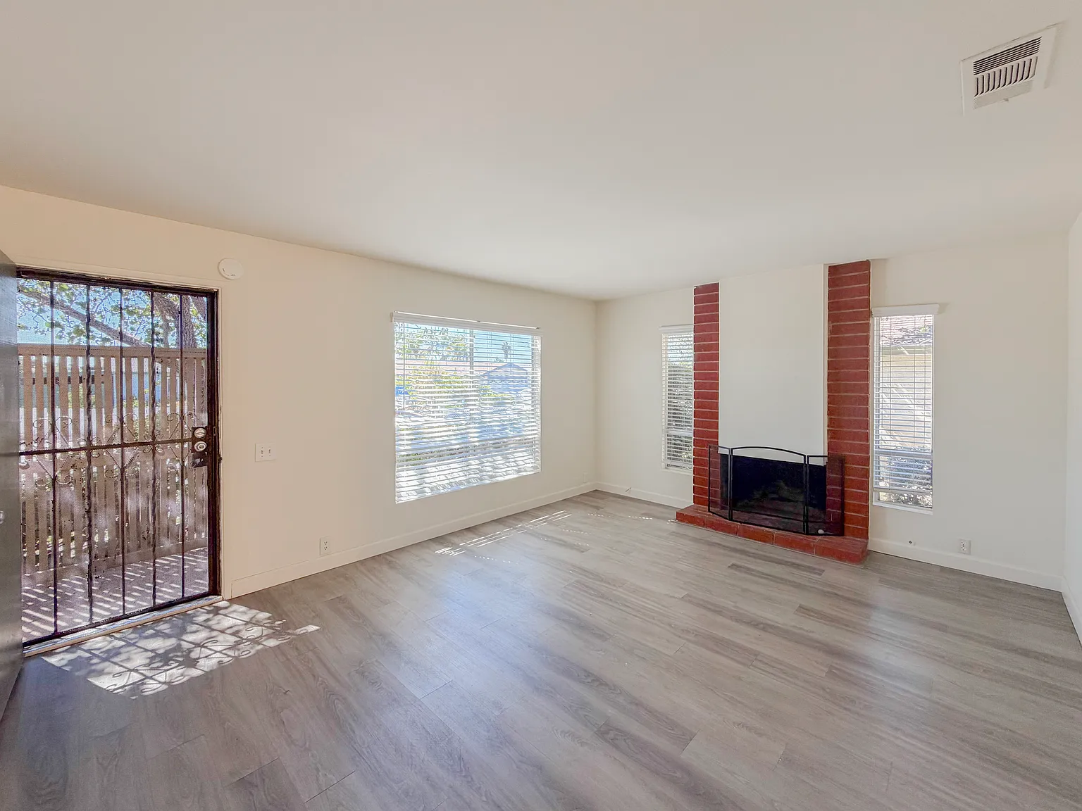 3 bed, 1239 sqft, $3,600 — Photo 2