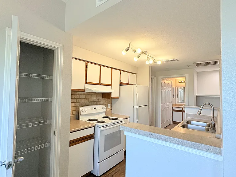 San Pedro Apartments — Photo 35
