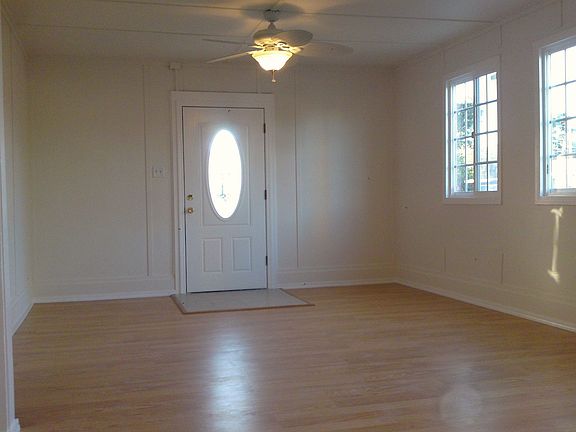 Living room w/designer fan