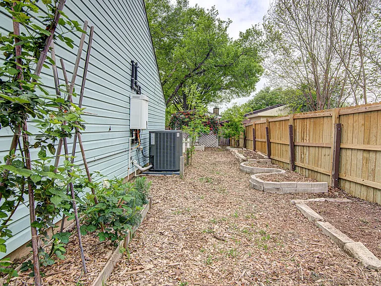 1909 Scofield Ln — Photo 18