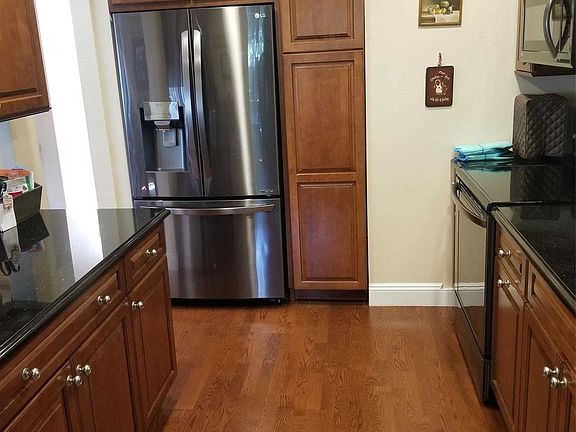 4th image of 71 Southgate Cir