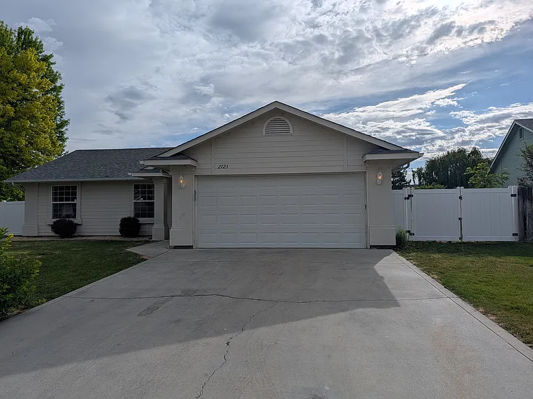 2723 Manchester Dr — Photo 2