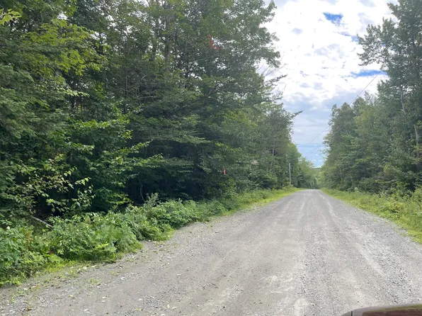 26 Kingsbury Road, Wellington, ME 04942