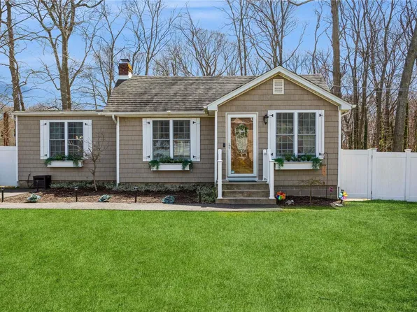 30 Beverly Road, Lake Grove, NY 11755