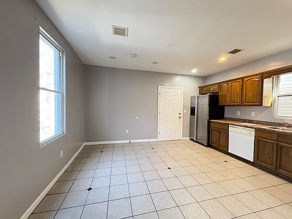 2nd image of 325 S Orange Ave Floor 2