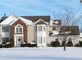 18685 White Oak Dr, Chagrin Falls, OH 44023