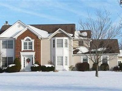 18685 White Oak Dr, Chagrin Falls, OH, 44023