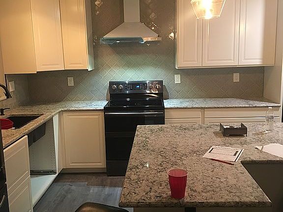 Deluxe Eat-In Kitchen 2019