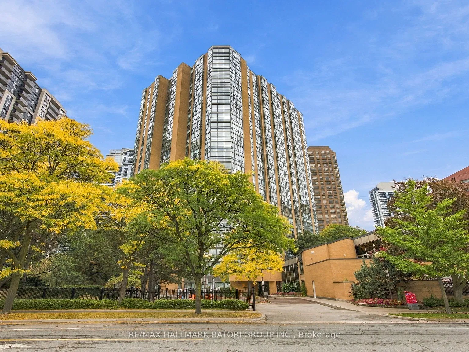 Manhattan Place — Photo 1