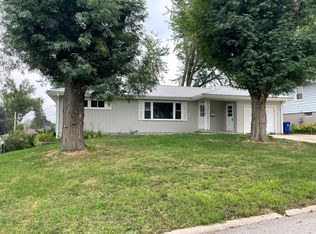 3816 Elmwood Dr NE, Cedar Rapids, IA 52402