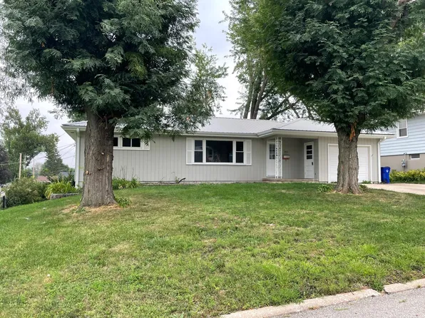 3816 Elmwood Dr NE, Cedar Rapids, IA 52402