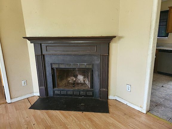 COZY WOOD FIREPLACE IN LIVING ROOM