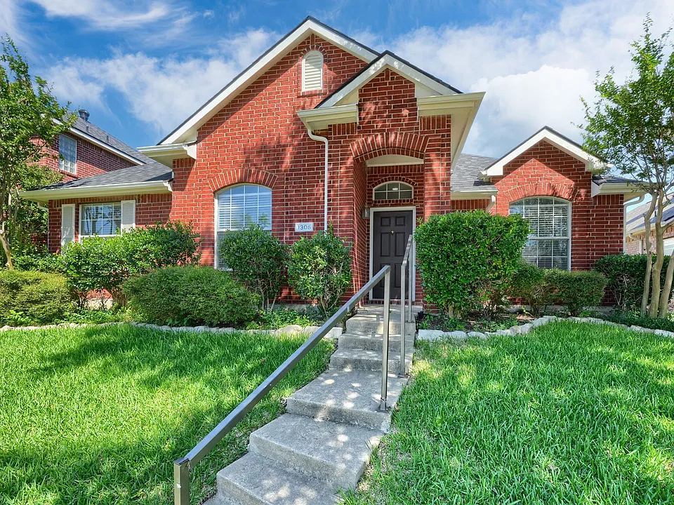 1305 Heather Brook Dr