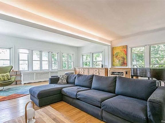 4th image of 123 Franklin Ave