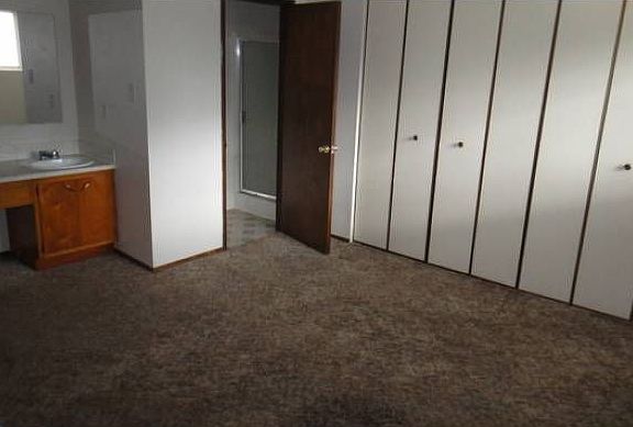 Master Bedroom w/bathroom