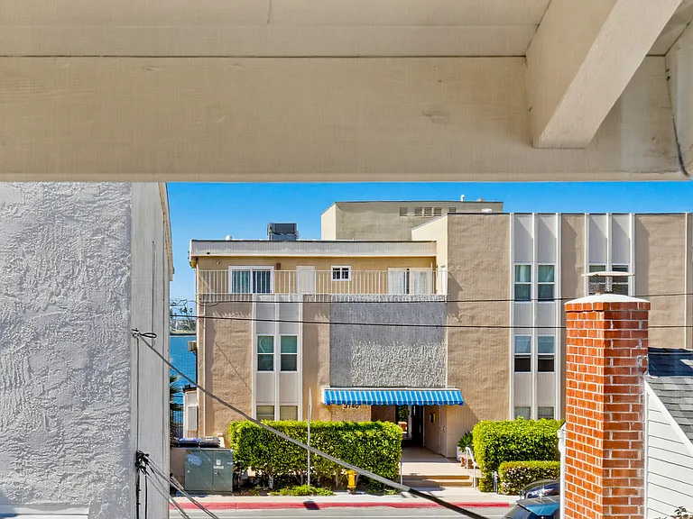 3733 Riviera Dr — Photo 17