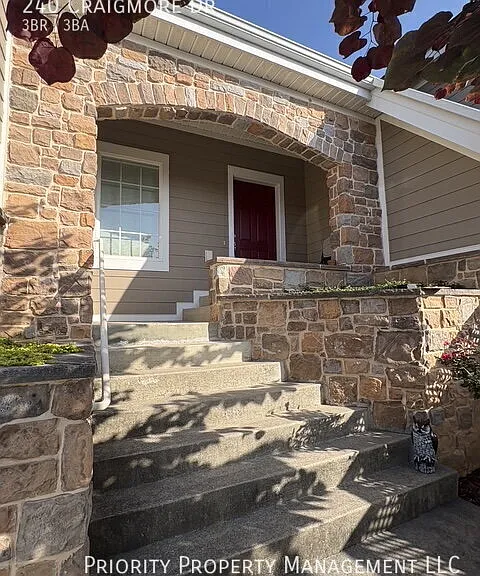 240 Craigmore Dr — Photo 2