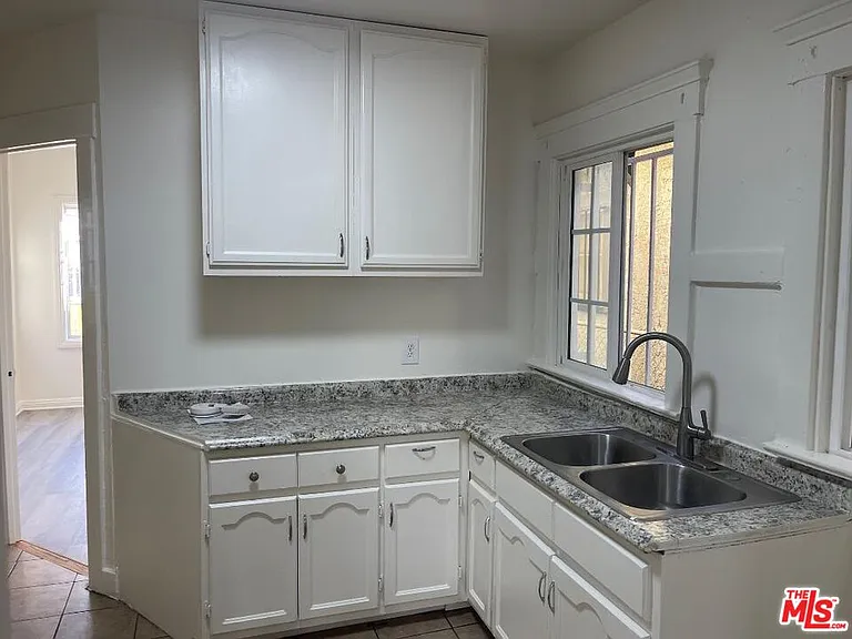 708 W Vernon Ave — Photo 8