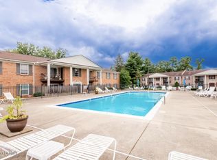 515 Logsdon Ct, Douglass Hills, KY 40243