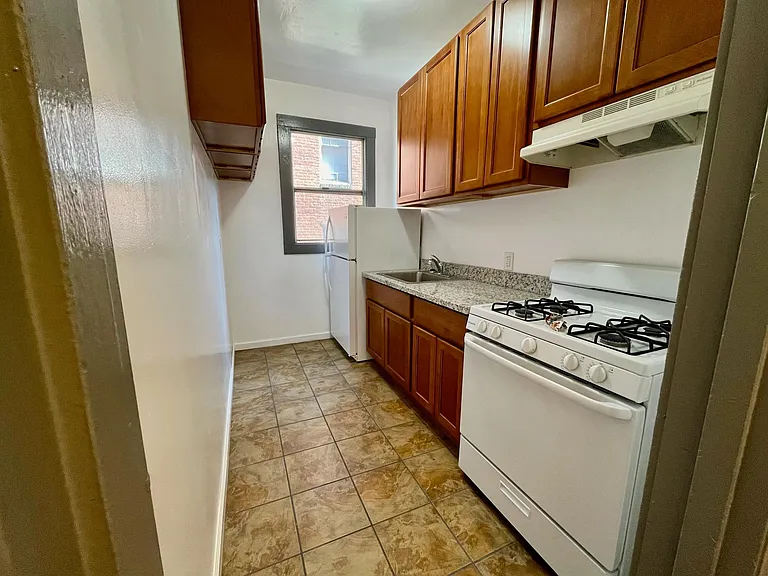 85 10th St #2 — Photo 3