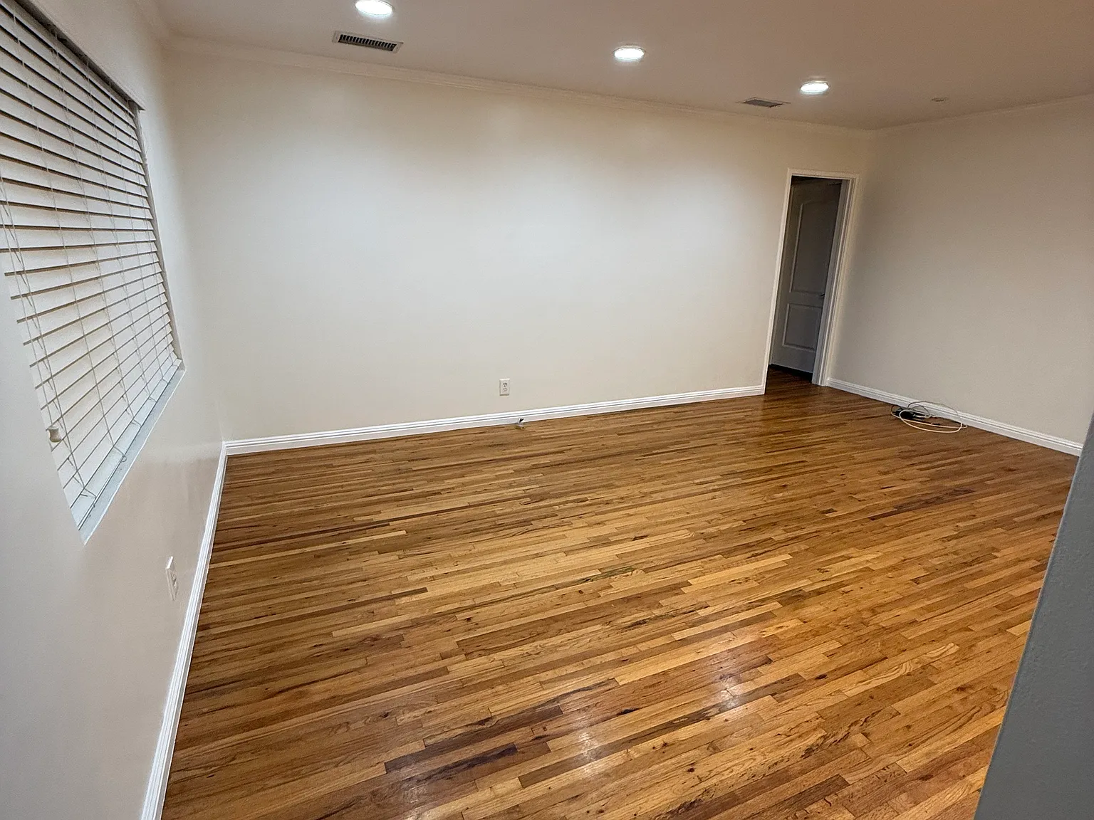 2 bed, 930 sqft, $4,200 — Photo 3