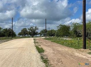 211 Cowboy Ln, Gonzales, TX 78629