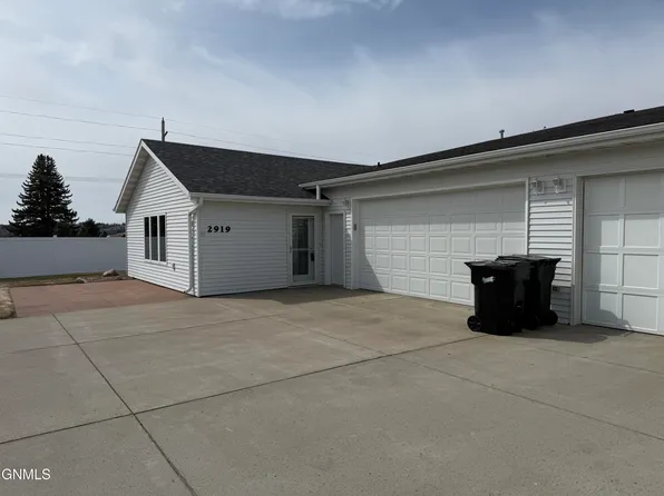 2919 E Colorado Dr, Bismarck, ND 58503