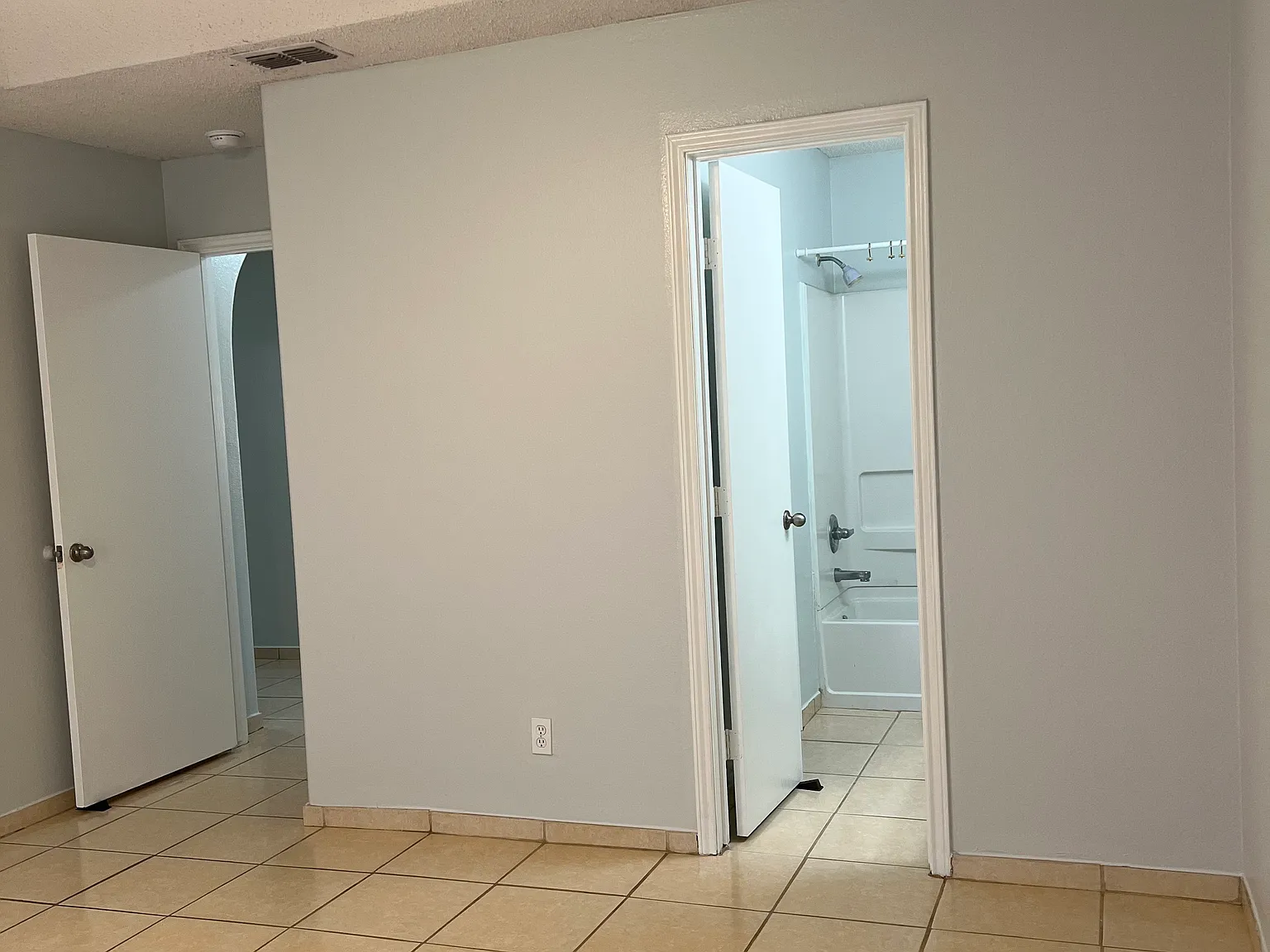 3 bed, 1083 sqft, $1,400 — Photo 4