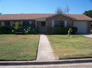 617 Farel Cir, Uvalde, TX 78801