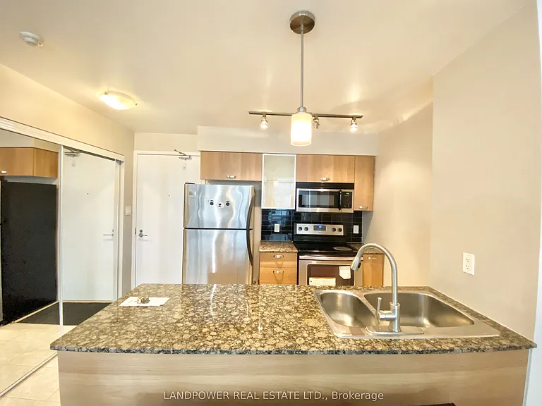37 Grosvenor St #2409 — Photo 4