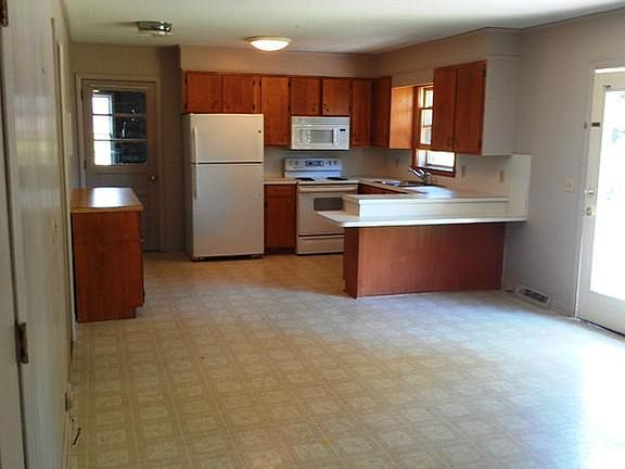3rd image of 218 Shamrock Dr