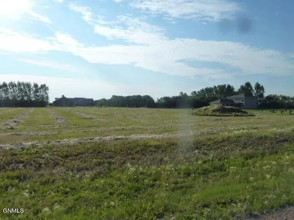 3110 Hoggarth Dr, Jamestown, ND 58401