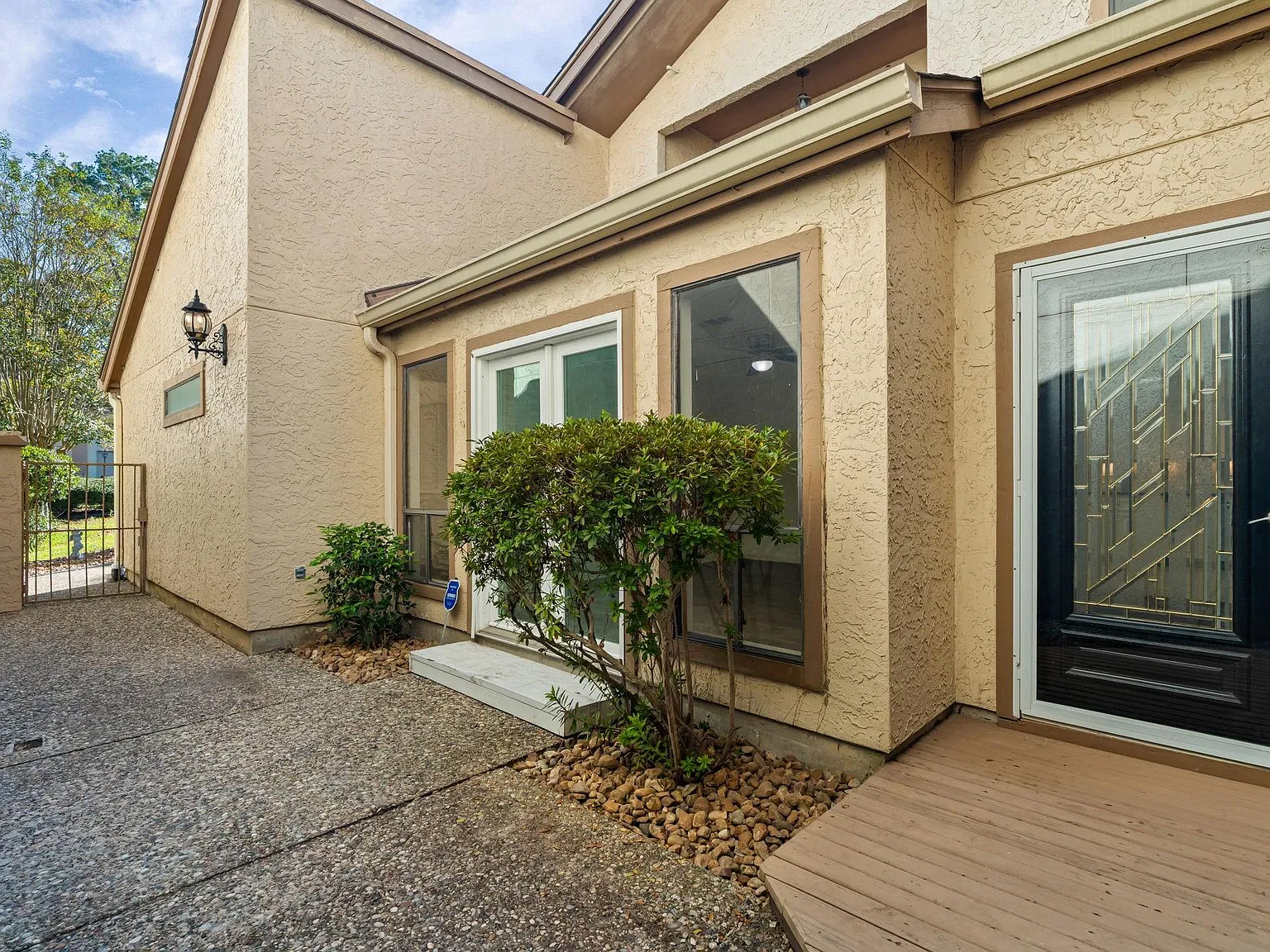 3 bed, 2.5 bath, 2018 sqft, $2,150 — Photo 3