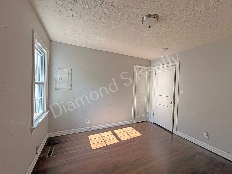 617 W Minota St — Photo 13