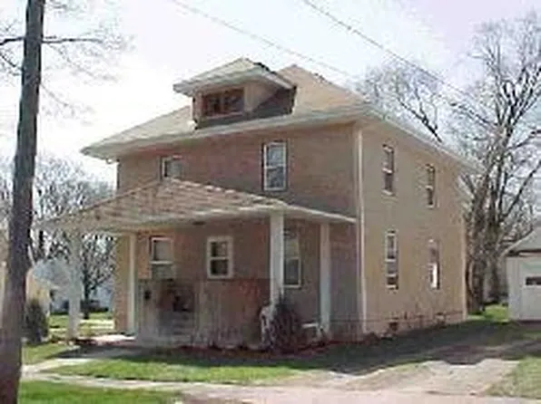 816 W 7th St, Cedar Falls, IA 50613