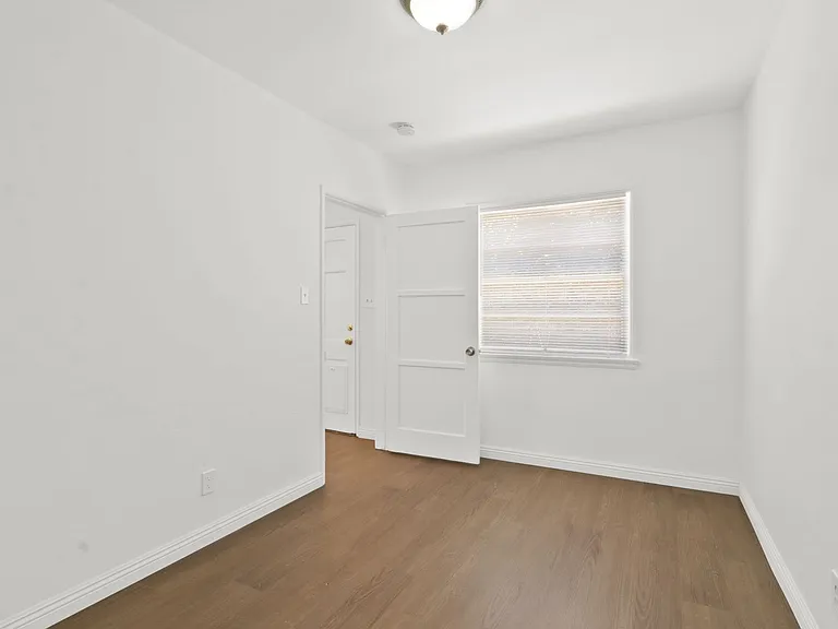 Charming Triplex Unit in Historic Rose Park — Photo 8