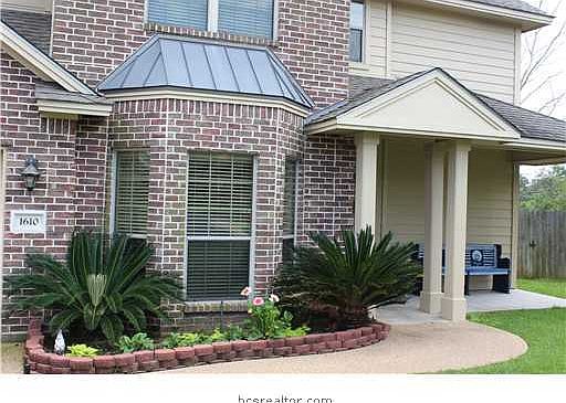 2nd image of 1610 Leopard Ln