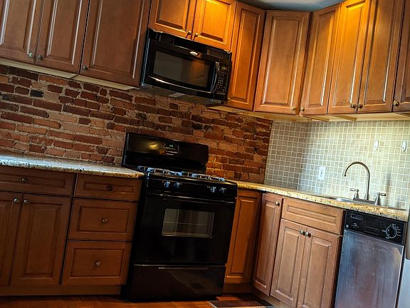 4th image of 2005 Wallace St #2