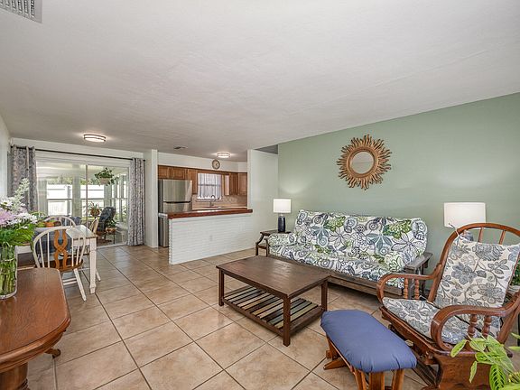 3rd image of 1405 Crest Dr