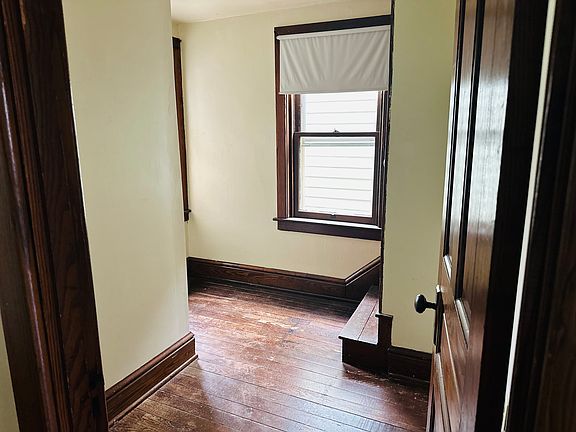 4th image of 146 E Middle St
