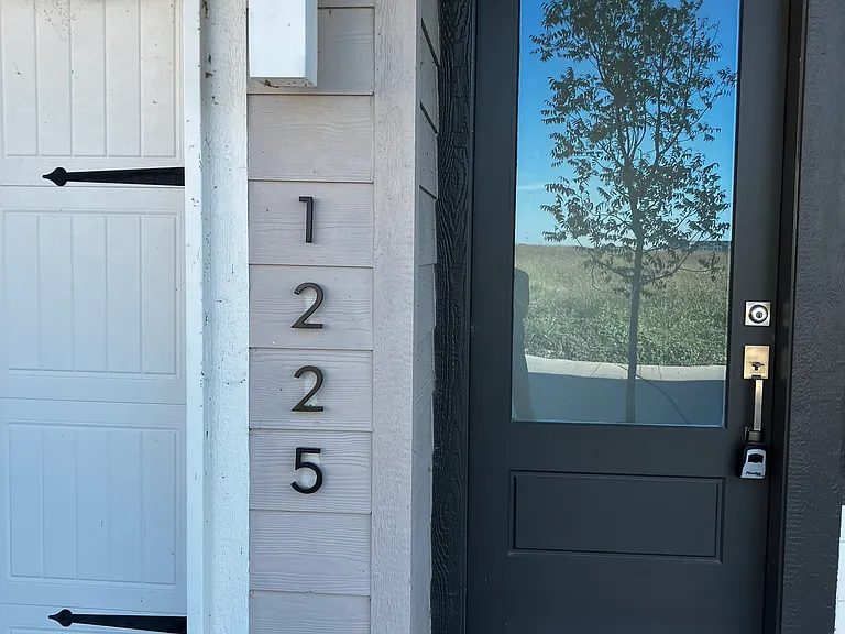 1225 Mark Ln — Photo 2